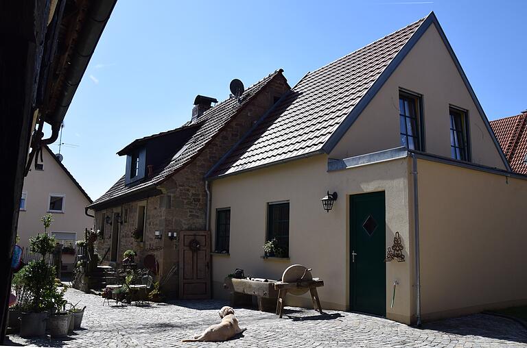 An das Sandsteinwohnhaus wurde versetzt ein Anbau erstellt, um die Wohnfläche zu vergrößern. An das Sandsteinwohnhaus wurde versetzt ein Anbau erstellt, um die Wohnfläche zu vergrößern.