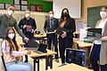 Bei der Übergabe der neuen Laptops und iPads waren dabei: (von links) Neuntklässlerin Lea Murariu, Lehrer Florian Riegel, der gemeindliche IT-Betreuer Niklas Reuß, Bürgermeister Oliver Schulze, Konrektorin Julia Venohr und Gemeindekämmerin Cynthia Derra.