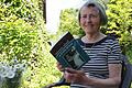 Reante Förster aus Gerolzhofen hat ein Buch mit dem Titel 'Hebamm, schnell, es Kindla kümmt' geschrieben. Dieses enthält Erinnerungen an ihre Mutter, Hebamme Maria Sperling. Die Erinnerungen stammen von Frauen und auch zwei von deren Männern, denen die Hebamme bei der Entbindung von deren Kindern geholfen hat.