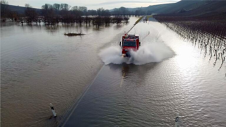 Der Unimog kann durch bis zu 1,20 Meter tiefes Wasser fahren. Der Unimog kann durch bis zu 1,20 Meter tiefes Wasser fahren.