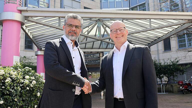Dr. Frank Wellmann (rechts), Manager der Sana Kliniken AG, begrüßt Dr. Ahmad Jalal Rasuli (links) als neuen Chefarzt der Unfallchirurgie am Krankenhaus St. Josef.
