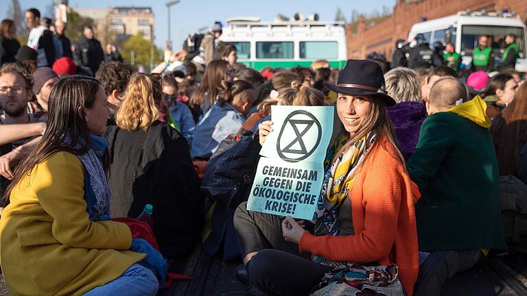 So dürfte es ab Montag in Berlin an einigen Orten aussehen: Aktivisten von Extinction Rebellion (XR) blockeren die Oberbaumbrücke.&nbsp;