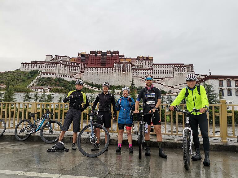 Die Biker vor dem Potala, dem Sommerpalast des im Exil lebenden Dalai Lama. Die Biker vor dem Potala, dem Sommerpalast des im Exil lebenden Dalai Lama.
