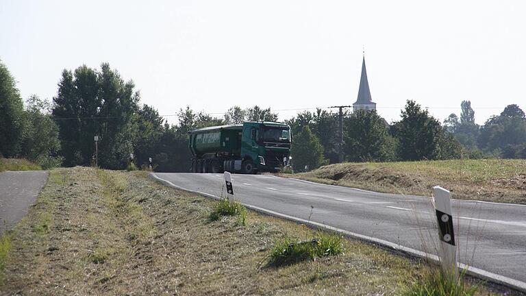 Im Durchschnitt 25 bis 30 Lastwagen pro Tag fahren laut Betreiber die Tongrube bei Frankenwinheim an. Im Durchschnitt 25 bis 30 Lastwagen pro Tag fahren laut Betreiber die Tongrube bei Frankenwinheim an.