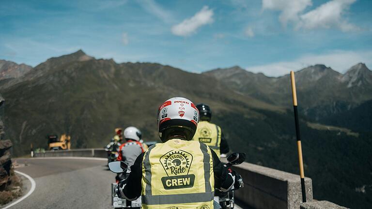 Fellows Ride wird 2024 auf insgesamt 26 Demos vertreten sein, zwölf mehr als im Vorjahr, sieben davon im europäischen Ausland. Fellows Ride wird 2024 auf insgesamt 26 Demos vertreten sein, zwölf mehr als im Vorjahr, sieben davon im europäischen Ausland.