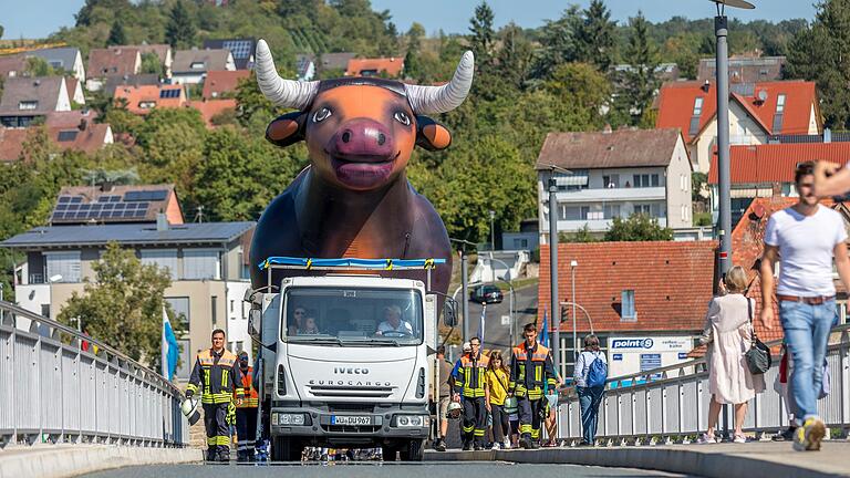 Der fünf Meter hohe Ochse ist die Symbolfigur des Ochsenfests am Samstag in der Ochsenfurter Altstadt. Der fünf Meter hohe Ochse ist die Symbolfigur des Ochsenfests am Samstag in der Ochsenfurter Altstadt.