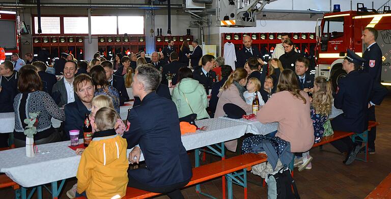 Zur Einweihungsfeier der neuen Drehleiter 'Florian Volkach 30/1' kamen rund 200 geladene Gäste ins Feuerwehrhaus. Zur Einweihungsfeier der neuen Drehleiter 'Florian Volkach 30/1' kamen rund 200 geladene Gäste ins Feuerwehrhaus.