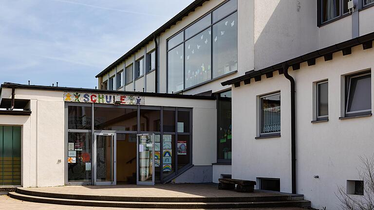 Die zum Schulverband gehörende Grundschule am zweiten Standort Oberschwarzach bleibt erhalten. Sechs der 16 Klassen sind in der Planung hier vorgesehen. Die zum Schulverband gehörende Grundschule am zweiten Standort Oberschwarzach bleibt erhalten. Sechs der 16 Klassen sind in der Planung hier vorgesehen.