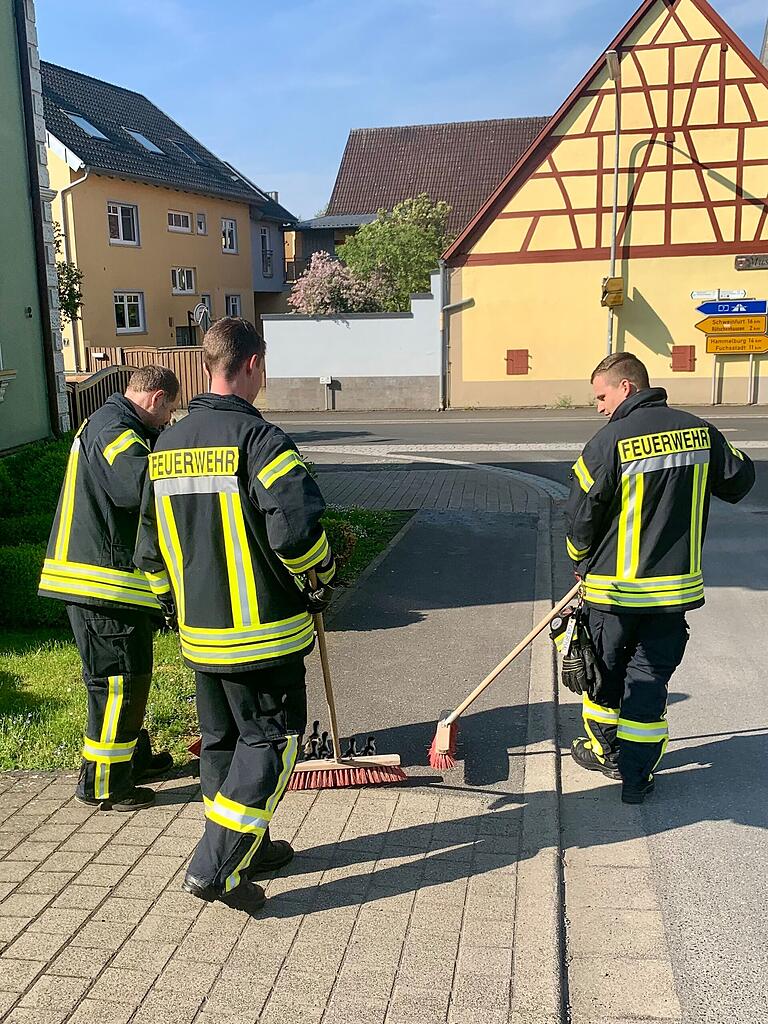 Einen etwas anderen Einsatz hatten am Wochenende die Aktiven der Greßthaler Feuerwehr zu leisten. Ein achtköpfiger Entennachwuchs hat sich verirrt und wurde von den Floriansjüngern sicher ins Gewässer zurück gebracht. Einen etwas anderen Einsatz hatten am Wochenende die Aktiven der Greßthaler Feuerwehr zu leisten. Ein achtköpfiger Entennachwuchs hat sich verirrt und wurde von den Floriansjüngern sicher ins Gewässer zurück gebracht.