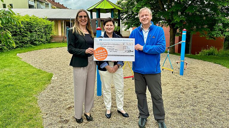 Auf dem Foto (von links): Sigrid Büttner, Marketingleiterin VR-Bank Würzburg, Daniela Schweitzer, Geschäftsführerin Marienverein Würzburg e. V. und Peter Fuchs, Schulleiter der Maria-Stern-Schule.