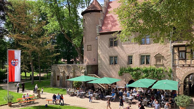 Der Schlosspark lädt zum Verweilen ein. - Der Schlosspark lädt zum Verweilen ein. Der Schlosspark lädt zum Verweilen ein. - Der Schlosspark lädt zum Verweilen ein.
