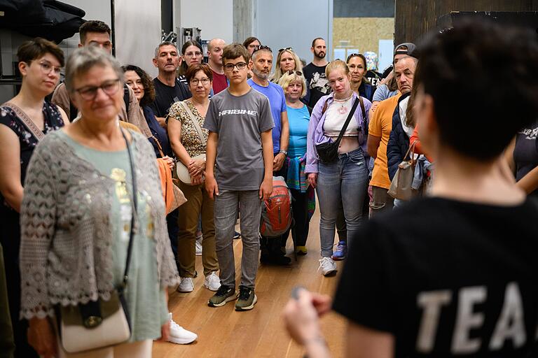 Tina Landgraf gewährt am Sonntag (22.09.24) bei der Backstage-Führung beim Theaterfest am Mainfranken Theater in Würzburg interessante Blicke hinter die Kulissen. Das Theaterfest bietet allen kleinen und großen Gästen ein vielfältiges Programm, darunter verschiedene Workshops mit Ensemblemitgliedern und Blicke hinter die Kulissen sowie Premierenmatineen der Produktionen, Maria Stuart, In den Alpen und Medea.
