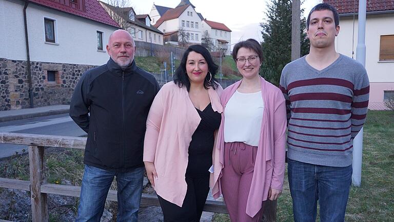 Die Schwimmbadfreunde Schönau haben im zweiten Anlauf mit Stephanie Möhring-Gensler (Zweite von links) eine neue Vorsitzende gefunden. Bürgermeisterin Sonja Rahm freut sich, dass es mit dem Freibad weitergehen kann. Betriebsleiter Wolfgang Göbl und Stellvertreter Bastian Türk sicherten der Vorsitzenden ihre Unterstützung und langjährige Erfahrung zu. Die Schwimmbadfreunde Schönau haben im zweiten Anlauf mit Stephanie Möhring-Gensler (Zweite von links) eine neue Vorsitzende gefunden. Bürgermeisterin Sonja Rahm freut sich, dass es mit dem Freibad weitergehen kann. Betriebsleiter Wolfgang Göbl und Stellvertreter Bastian Türk sicherten der Vorsitzenden ihre Unterstützung und langjährige Erfahrung zu.