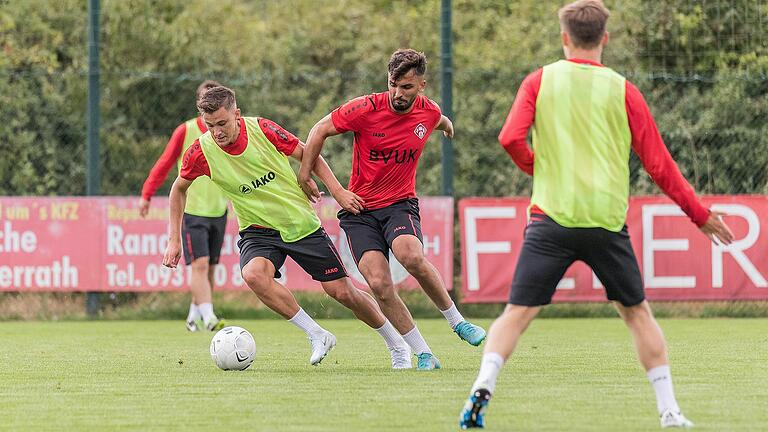 Die Würzburger Kickers testen am Samstag (9. Juli, 14 Uhr) am Dallenberg gegen den FSV Frankfurt. Die Würzburger Kickers testen am Samstag (9. Juli, 14 Uhr) am Dallenberg gegen den FSV Frankfurt.