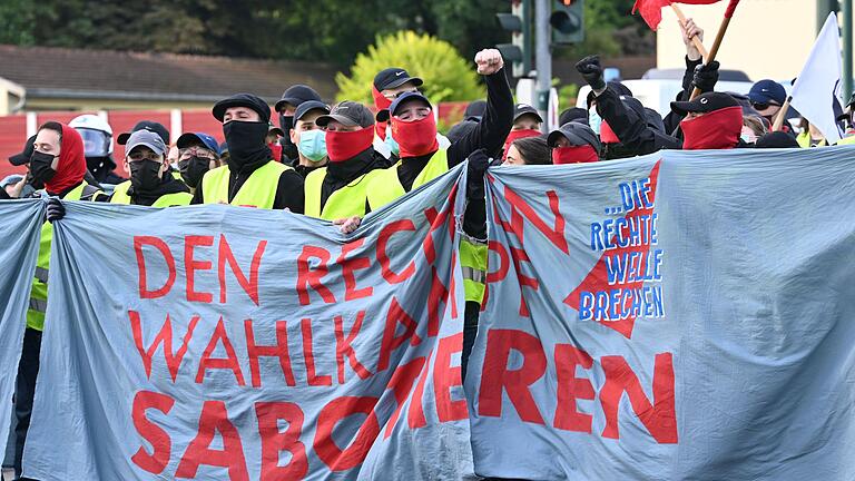 AfD-Bundesparteitag       -  Demonstranten auf einer Zufahrtsstraße zum Gelände des AfD-Parteitags in Essen.