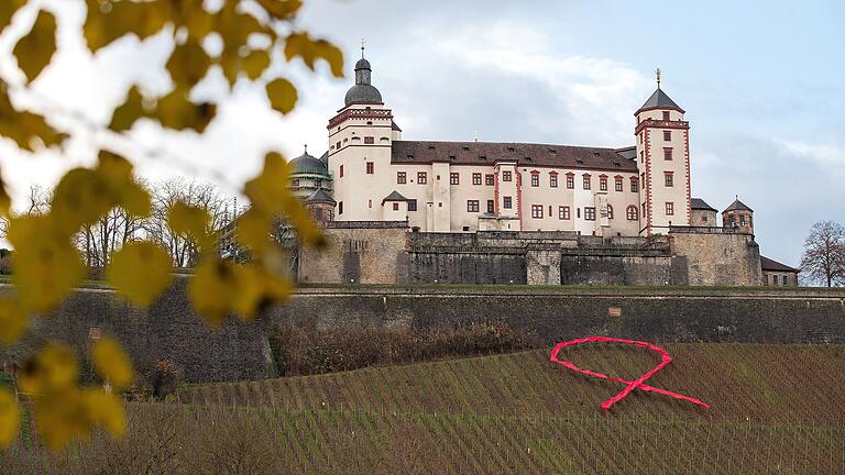 In den Weinbergen direkt unter der Festung Marienberg in Würzburg prangt seit diesem Dienstag die Aids-Schleife. In den Weinbergen direkt unter der Festung Marienberg in Würzburg prangt seit diesem Dienstag die Aids-Schleife.