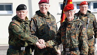Gefechtssimulationszentrum Wildflecken       -  Kommandowechsel beim Gefechtssimulationszentrum in Wildflecken (von links):  Oberst Christian Gnerlich, Brigadegeneral Heinz Josef Feldmann, Oberst Ralf Broszinski.