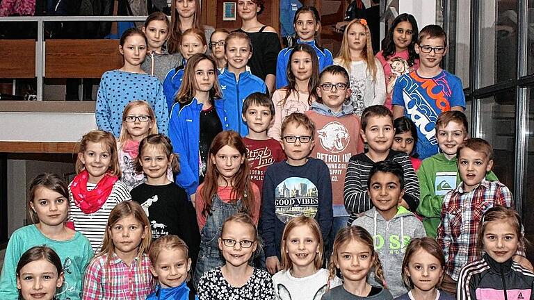 Die Spieler der Handball-Minis, Turner und Triathleten des TSV Karlstadt wurden zuerst geehrt. Die Spieler der Handball-Minis, Turner und Triathleten des TSV Karlstadt wurden zuerst geehrt.