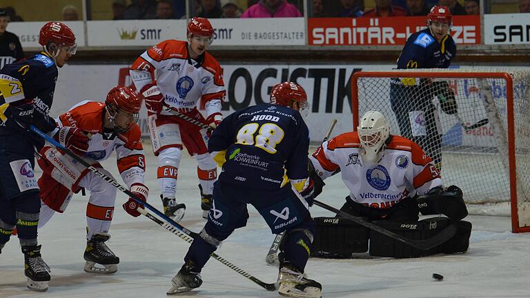 Schweinfurts Dylan Hood (Mitte) versucht hier, den Pegnitzer Goalie&nbsp; Filip Rieger zu überwinden. Insgesamt gelang das den Mighty Dogs am Sonntag achtmal.