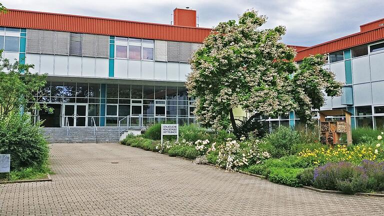 Blick auf den Eingang der Staatlichen Realschule Dettelbach.