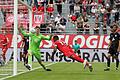 Das 2:0 für die Würzburger Kickers: Saliou Sane köpft den Ball nach einer Flanke von Thomas Haas (hinten links) an Bayern-Torhüter Tom Hülsmann vorbei ins Tor.