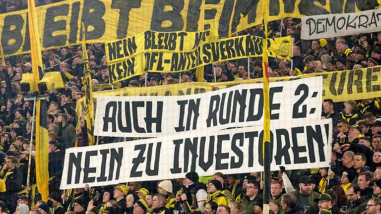 Borussia Dortmund - RB Leipzig.jpeg       -  Die Fans in den Bundesliga-Stadien – hier die BVB-Anhänger – haben ihre Position am vergangenen Wochenende deutlich gemacht. Dennoch bereitete die Mehrheit der Bundesliga-Klubs nun den Weg für einen Investorendeal.