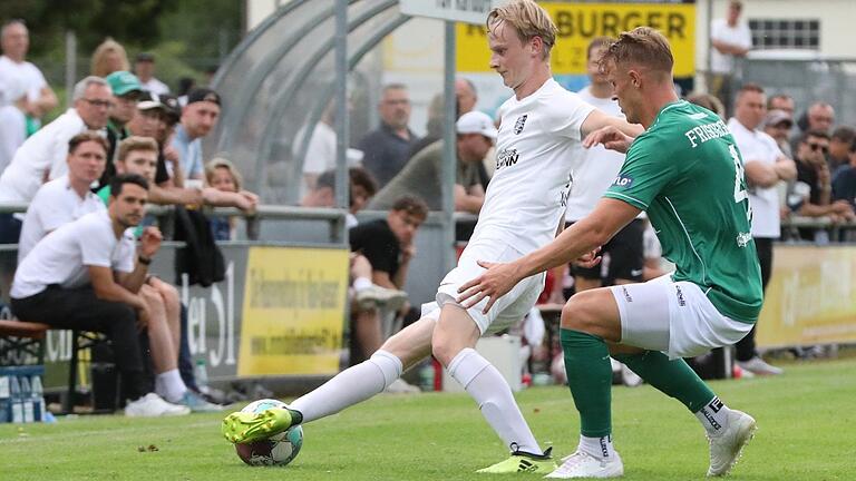 Kein Durchgang: Der Schweinfurter Innenverteidiger Kevin Frisorger (rechts) zwingt den Karlburger Marco Kunzmann zum Abdrehen. FC-05-Trainer Victor Kleinhenz (links auf der Bank) wird's gefallen haben.