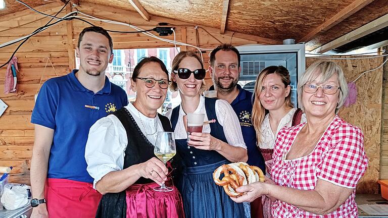 Der Stand des Städtepartnerschaftskomitees Bad Kissingen auf der Festa Patronale di San Francesco in Massa       -  Der Stand des Städtepartnerschaftskomitees Bad Kissingen auf der Festa Patronale di San Francesco in Massa