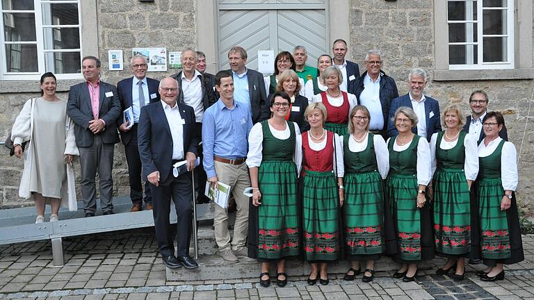 Jurymitglieder, Politiker und Rügheimerinnen bei der Ortsbegehung im September vor dem renovierten Brauhaus in Rügheim.