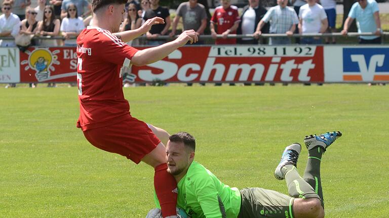 Zusammenstoß zwischen Pascal Jeni (links) vom TSV Karlburg und Torwart Alessandro Burkard vom FC Sand.