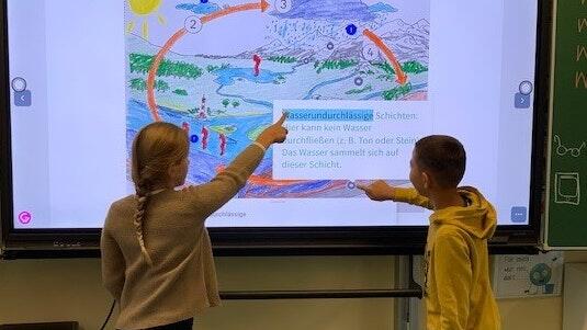 An den Whiteboards lässt sich ein moderner Unterricht verwirklichen. Matilda Gold und Kadir Hasanoglu aus der 4d der St.-Hedwig-Schule probieren die neuen Möglichkeiten aus. An den Whiteboards lässt sich ein moderner Unterricht verwirklichen. Matilda Gold und Kadir Hasanoglu aus der 4d der St.-Hedwig-Schule probieren die neuen Möglichkeiten aus.