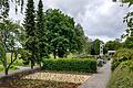 Auf einer Grasfläche am Friedhof von Windshausen wurden im Rahmen eines Projekts der Uni Würzburg Stauden für Wildbienen gepflanzt.