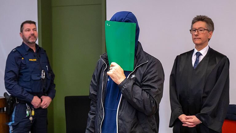Prozessbeginn gegen russischen Staatsangehörigen       -  Der Angeklagte versteckte sich zu Prozessbeginn hinter einem grünen Karton - und räumte die Tat ein (Archivbild).