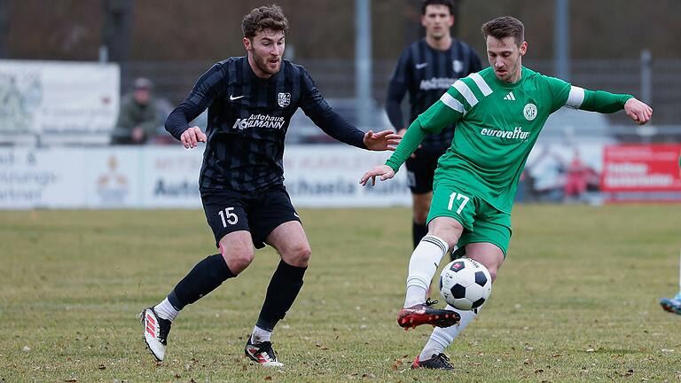Florian Gutheil (links, auf einem Archivfoto mit Mario Baldauf vom SV Fortuna Regensburg) war nach seiner Muskelverletzung in Hof ins Team des TSV Karlburg zurückgekehrt. Auch am Samstag gegen die DJK Ammerthal dürfte der Mittelfeldspieler in der Startformation stehen. Florian Gutheil (links, auf einem Archivfoto mit Mario Baldauf vom SV Fortuna Regensburg) war nach seiner Muskelverletzung in Hof ins Team des TSV Karlburg zurückgekehrt. Auch am Samstag gegen die DJK Ammerthal dürfte der Mittelfeldspieler in der Startformation stehen.