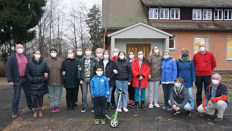 Flüchtlinge aus der Ukraine sind im Schullandheim Bauersberg untergebracht. Ehrenamtliche Helfer unterstützen mit einem Sprachkurs, Fahrdiensten und Übersetzungen.