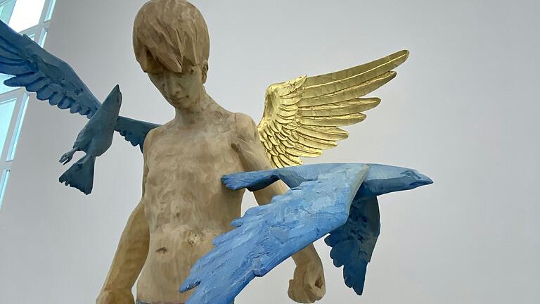 Eine Holzskulptur von Thomas Hildenbrand in der Großen Halle der Kunsthalle Schweinfurt. Eine Holzskulptur von Thomas Hildenbrand in der Großen Halle der Kunsthalle Schweinfurt.