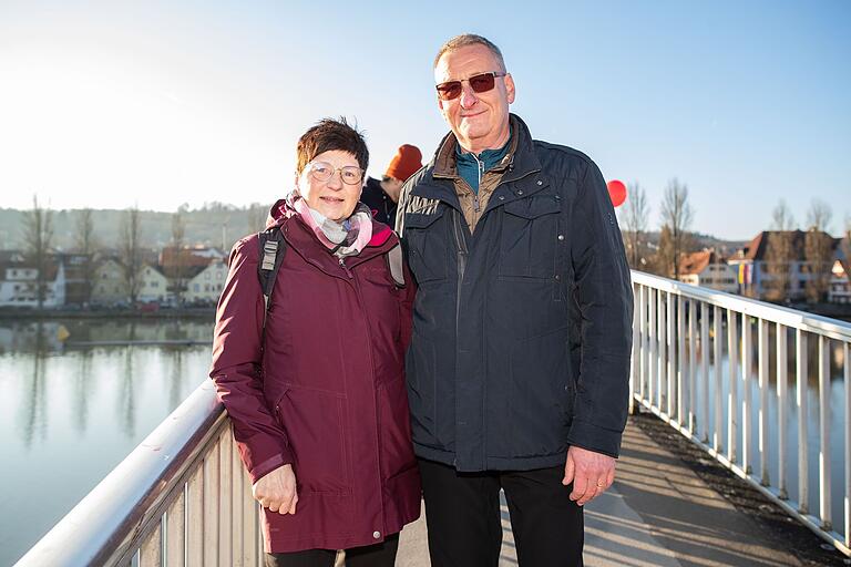 Klaus Spanheimer aus Margetshöchheim mit Begleitung. Spanheimer kennt den alten Steg seit seiner Kindheit. Klaus Spanheimer aus Margetshöchheim mit Begleitung. Spanheimer kennt den alten Steg seit seiner Kindheit. 