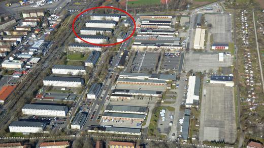 Ledward Platz für EA       -  Die Ledward Barracks von oben: Im rot markierten Bereich soll eine Erstaufnahmeeinrichtung für Asylbewerber entstehen. Die Gebäude befinden sich an der Niederwerrner Straße kurz vor dem Willy-Sachs-Stadion.