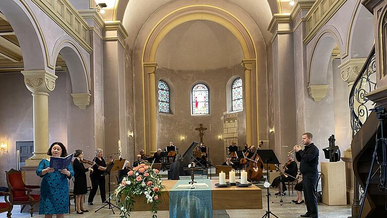 Bachs Kantate 'Jauchzet Gott in allen Landen' in der Erlöserkirche mit dem Kammerorchester und den beiden Solisten Ilse Berner (Sopran) und Sebastian Saffer (Trompete) unter der Leitung von Jörg Wöltche (in Rückenansicht am Cembalo in der Mitte). Foto: Gerhild Ahnert       -  Bachs Kantate 'Jauchzet Gott in allen Landen' in der Erlöserkirche mit dem Kammerorchester und den beiden Solisten Ilse Berner (Sopran) und Sebastian Saffer (Trompete) unter der Leitung von Jörg Wöltche (in Rückenansicht am Cembalo in der Mitte). Foto: Gerhild Ahnert