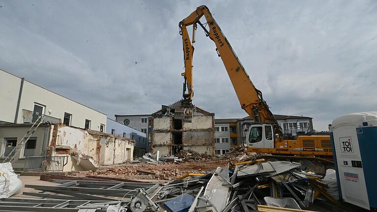 Der alte Westflügel der Main-Klinik ist weg. Übriggeblieben ist eine Trümmerlandschaft, die in kommenden Wochen entsorgt wird.&nbsp;