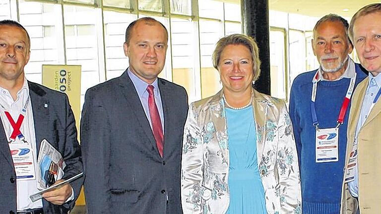 Preisübergabe in Warschau: Der vierte Deutsch-Polnische Selbstverwaltungspreis der Stiftung für Deutsch-Polnische Zusammenarbeit wurde dem Partnerschaftskomitee Marktheidenfeld verliehen. Von links: Leszek Pawlikowski (Pobiedziska), Marschall der Woiwodschaft Westpommern Olgierd Geblewicz, Staatsministerin im Auswärtigen Amt Cornelia Pieper, Erich Perchermeier (BN-Vorsitzender MSP) und Heribert Felbinger (Vorsitzender Partnerschaftskomitee Marktheidenfeld).