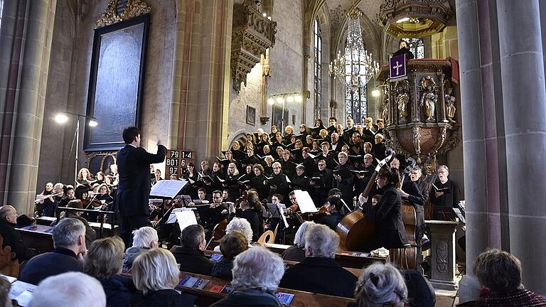 Nicht nur mit Routine sondern auch mit Einfühlungsvermögen leitete Matthias Göttemann Chor und Orchester. Nicht nur mit Routine sondern auch mit Einfühlungsvermögen leitete Matthias Göttemann Chor und Orchester.