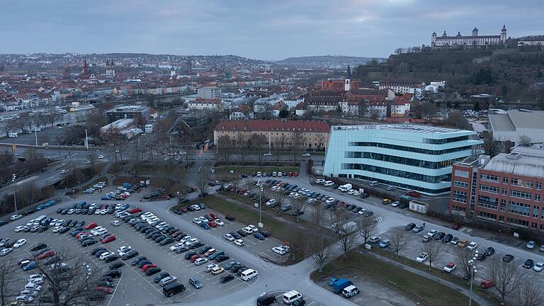 Blick auf den Parkplatz an der Talavera in Würzburg. Das Luftbild zeigt, wie nah der bislang kostenlose Parkplatz an der Innenstadt im Hintergrund liegt. Blick auf den Parkplatz an der Talavera in Würzburg. Das Luftbild zeigt, wie nah der bislang kostenlose Parkplatz an der Innenstadt im Hintergrund liegt.