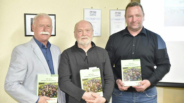 Unterstützt wurde Wolfgang Jäger (Mitte)&nbsp; bei der intensiven Erarbeitung unter anderem von Charly Buld (links) und Daniel Wagner (rechts).