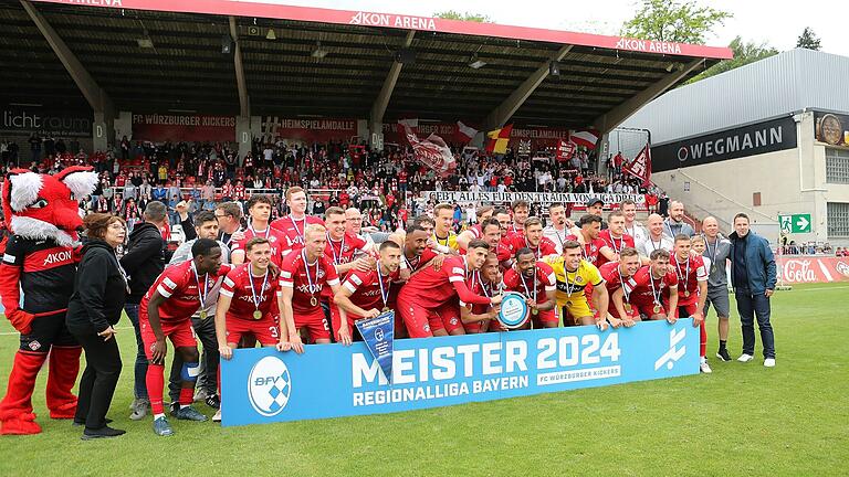 Gruppenbild mit Meisterteller: Der Vorsitzende des Bayerischen Fußball Verbands Christoph Kern (ganz rechts) ehrte am letzten Spieltag den Regionalliga-Titelträger Würzburger Kickers.