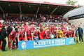 Gruppenbild mit Meisterteller: Der Vorsitzende des Bayerischen Fußball Verbands Christoph Kern (ganz rechts) ehrte am letzten Spieltag den Regionalliga-Titelträger Würzburger Kickers.