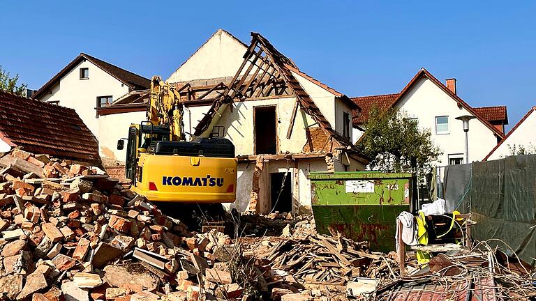 Abbruchhaus in der Rhönstraße in der Gartenstadt Bad Neustadt: So weit waren die Abriss-Arbeiten am Mittwoch vorangeschritten.