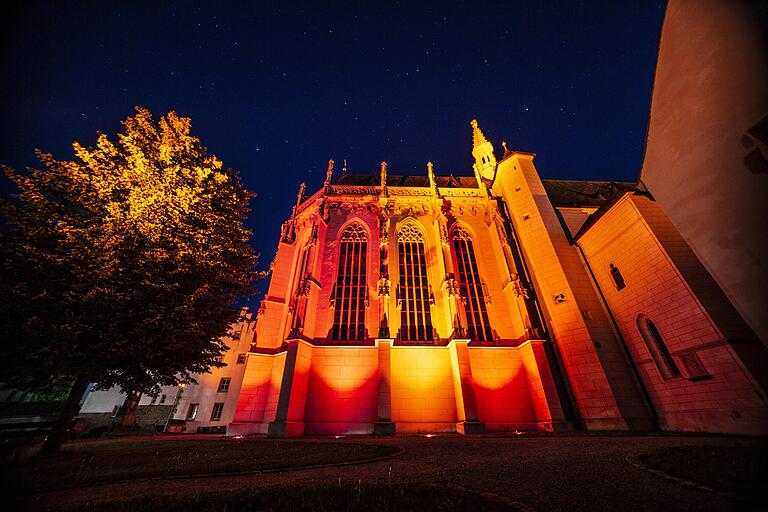 Fast ein bisschen zu romantisch? Die Ritterkapelle Haßfurt wurde auch während der 'Night of Light' mit roten Strahlern angeleuchtet. Fast ein bisschen zu romantisch? Die Ritterkapelle Haßfurt wurde auch während der 'Night of Light' mit roten Strahlern angeleuchtet.