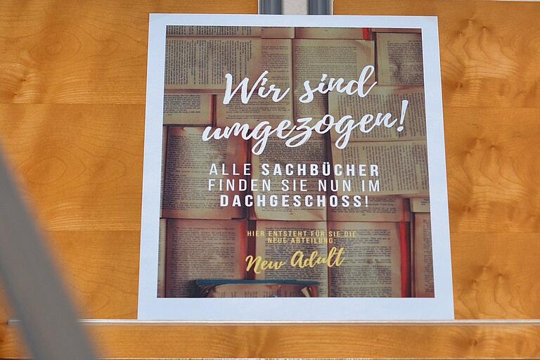 Buchumzug über viele Stockwerke in der Stadtbücherei Karlstadt. Buchumzug über viele Stockwerke in der Stadtbücherei Karlstadt.