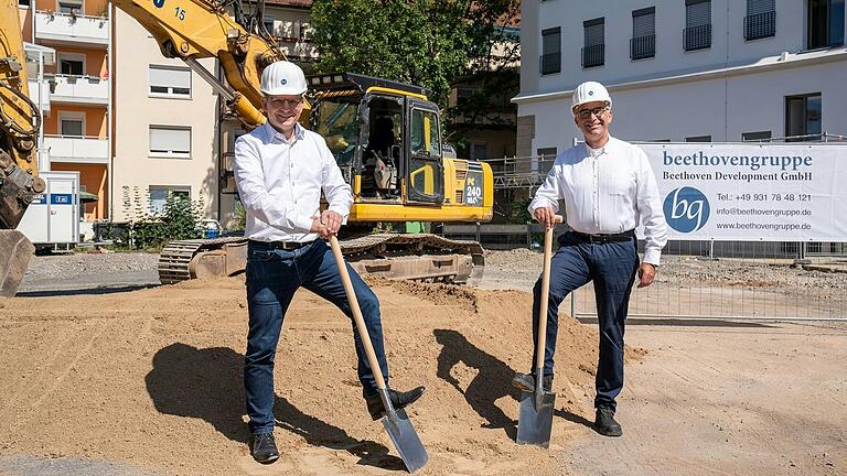 Die Geschäftsführer der Würzburger Beethovengruppe Alexander Weigand (links) und Oliver Drenkard auf der Baustelle des Projektes Friedrichstraße in Würzburg.